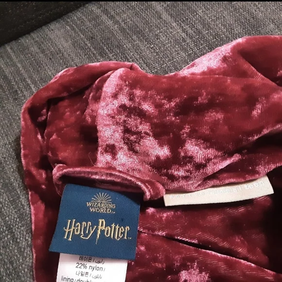 Gryffindor Burgundy Velvet Robe Harry Potter Gryffindor Robe - Pottery Barn Teen - Picture 4 of 7